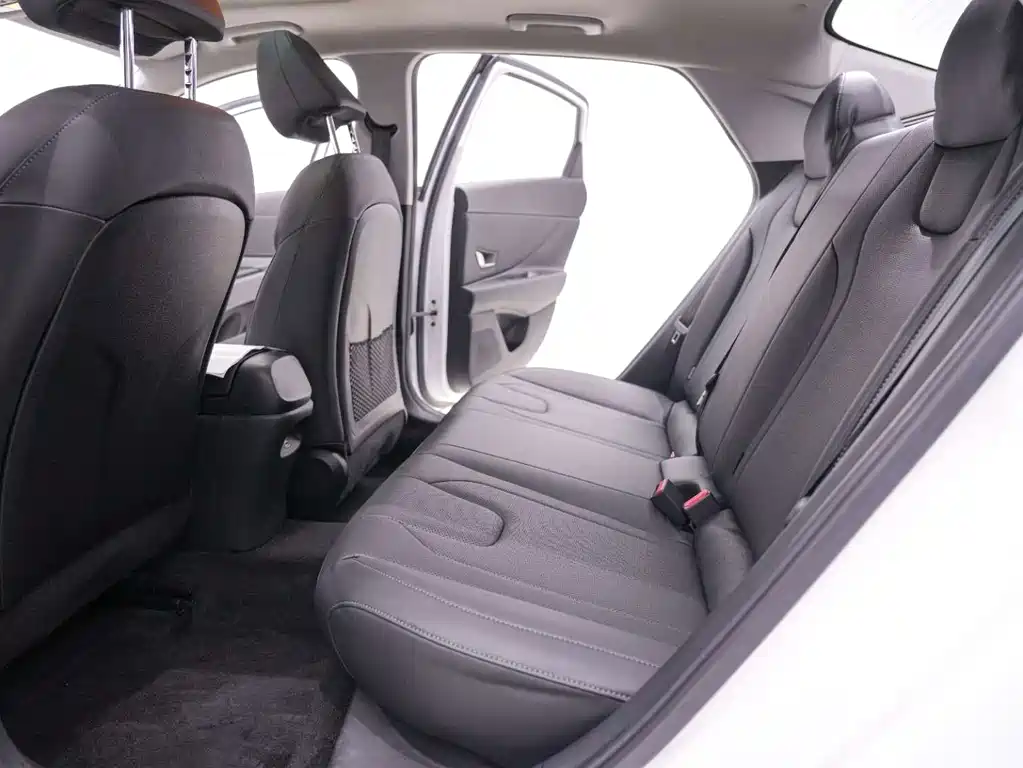 Hyundai Elantra — фото 21