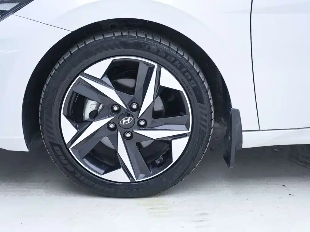 Hyundai Elantra — фото 10