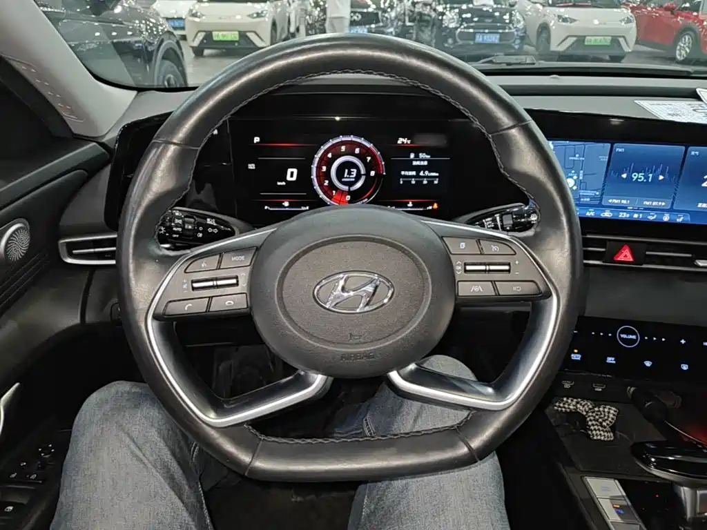 Hyundai Elantra — фото 11