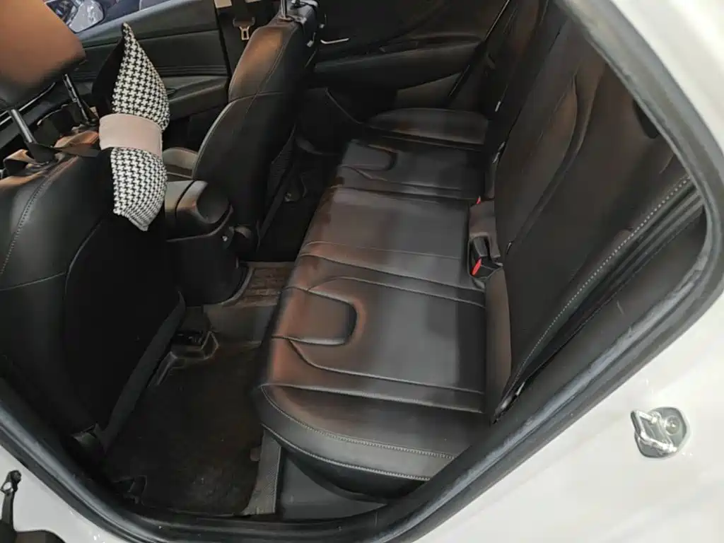 Hyundai Elantra — фото 17