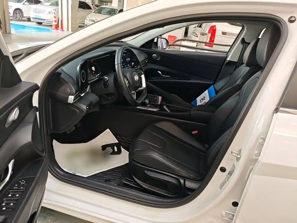 Hyundai Elantra — фото 15