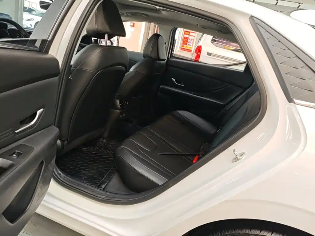 Hyundai Elantra — фото 17