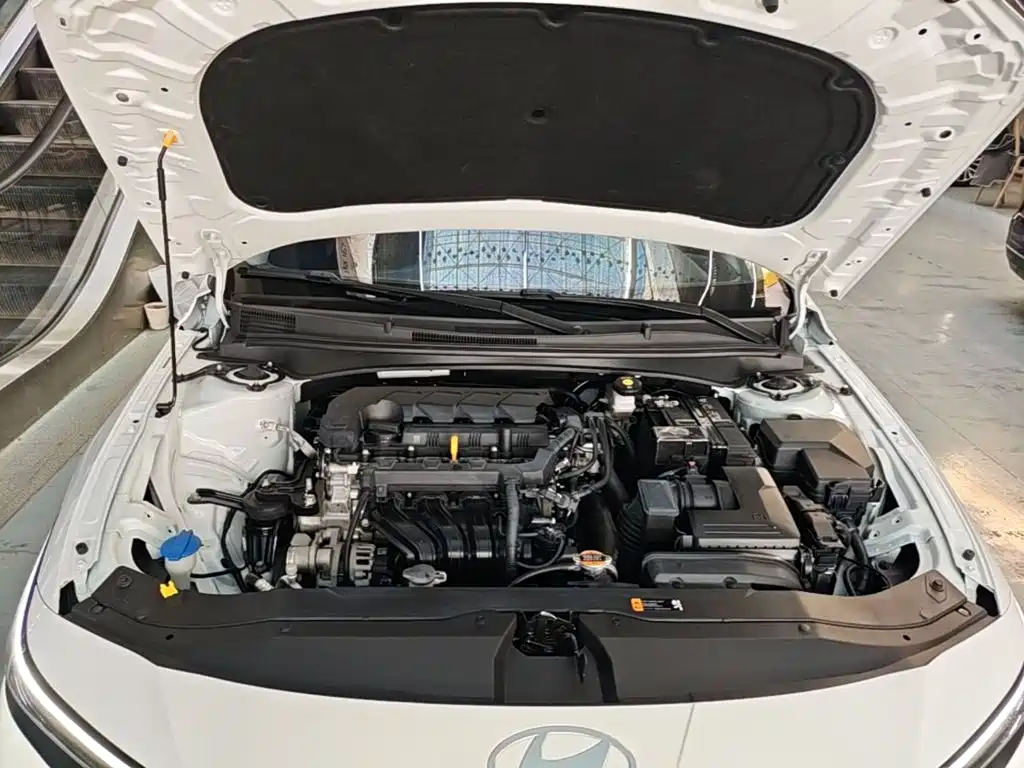 Hyundai Elantra — фото 20