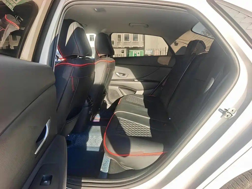 Hyundai Elantra — фото 17
