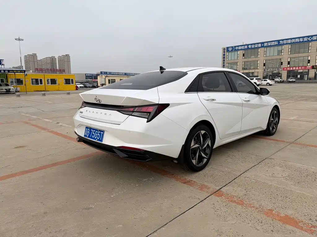 Hyundai Elantra — фото 4