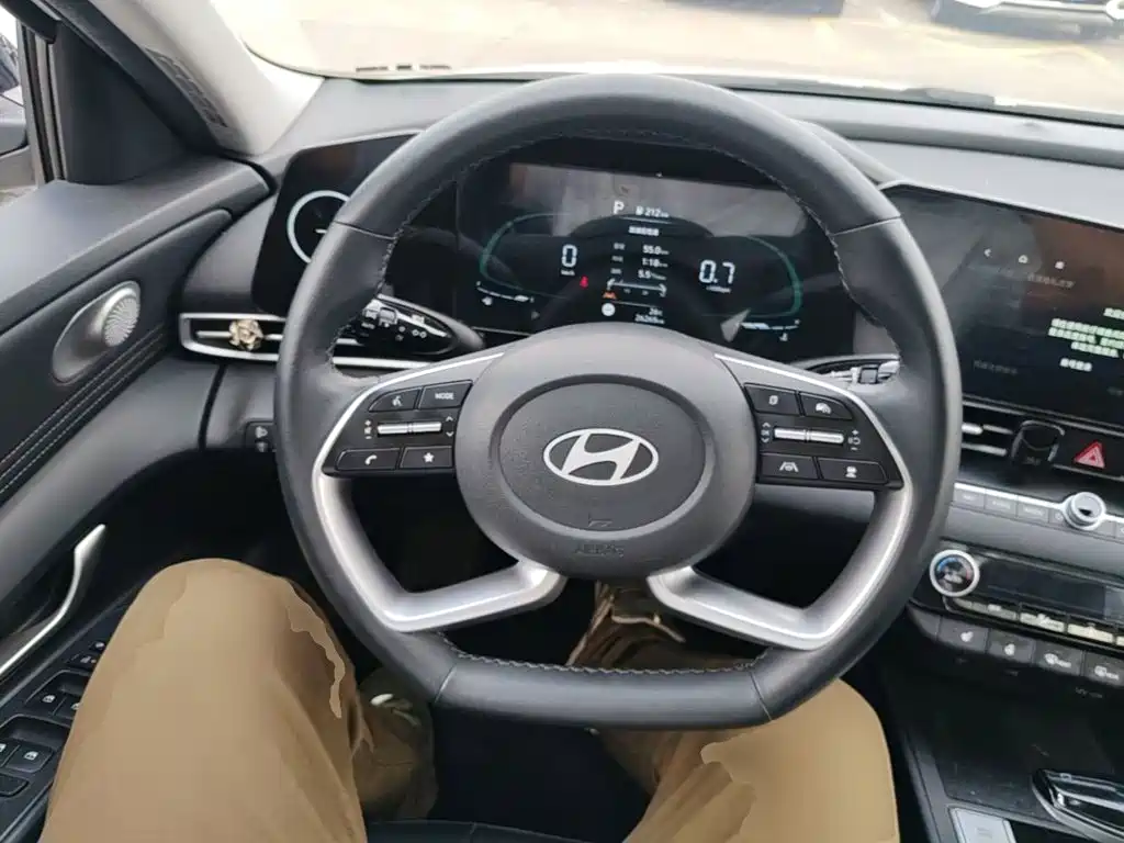 Hyundai Elantra — фото 11