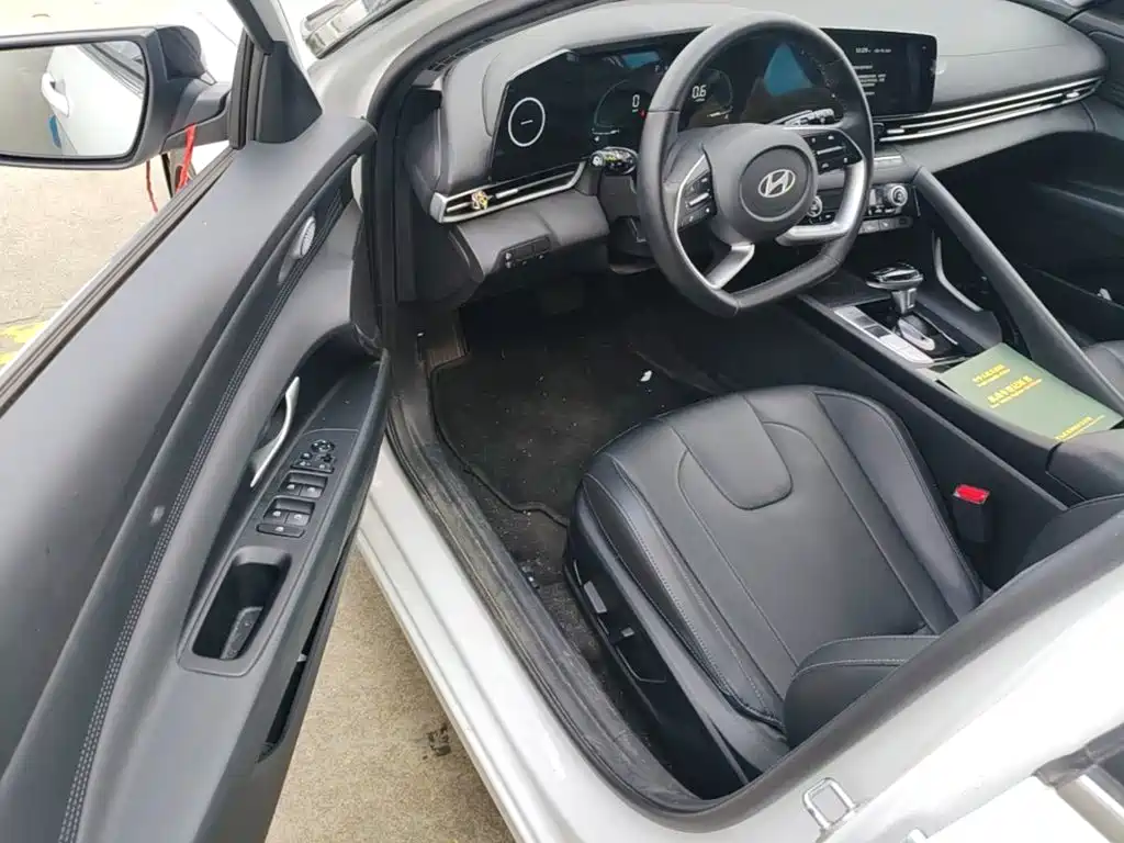 Hyundai Elantra — фото 16