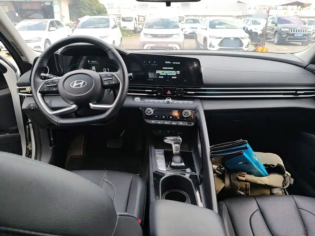 Hyundai Elantra — фото 10
