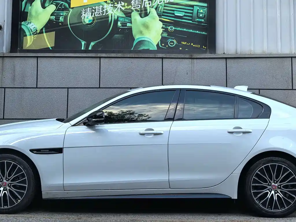 Jaguar XE — фото 2