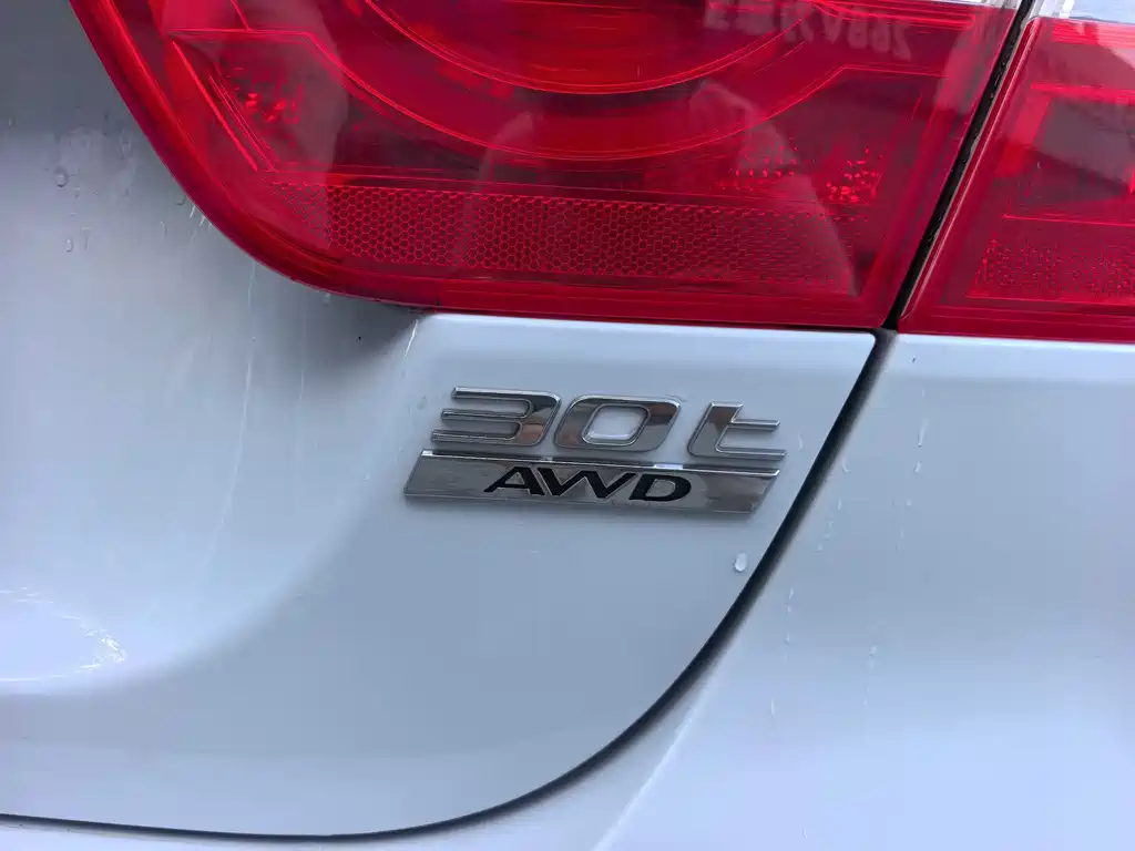 Jaguar XE — фото 13