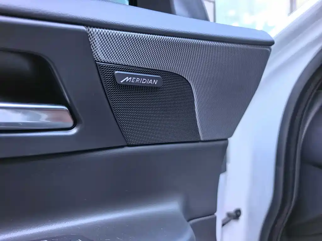 Jaguar XE — фото 14