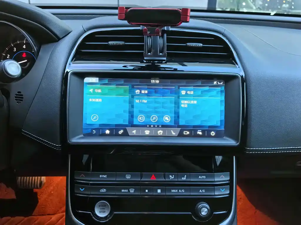 Jaguar XE — фото 15