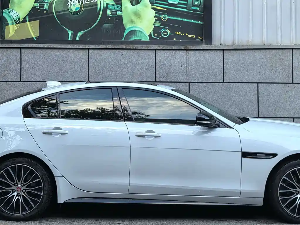 Jaguar XE — фото 4