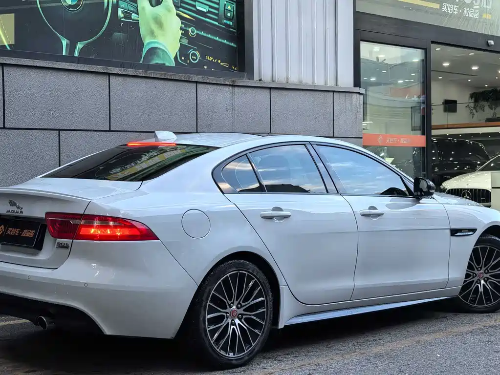 Jaguar XE — фото 5