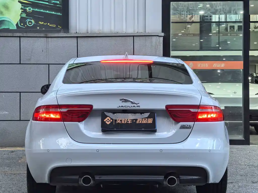 Jaguar XE — фото 6