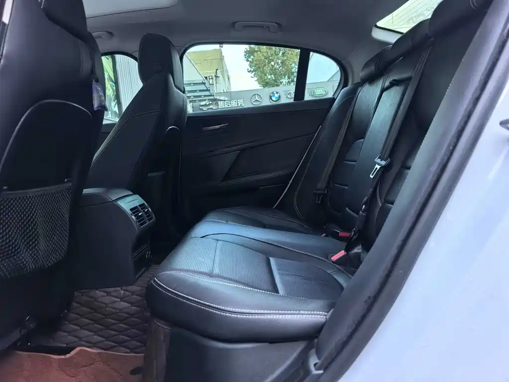 Jaguar XE — фото 7