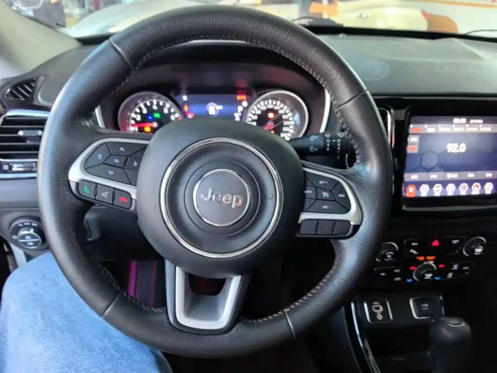 Jeep Compass — фото 11