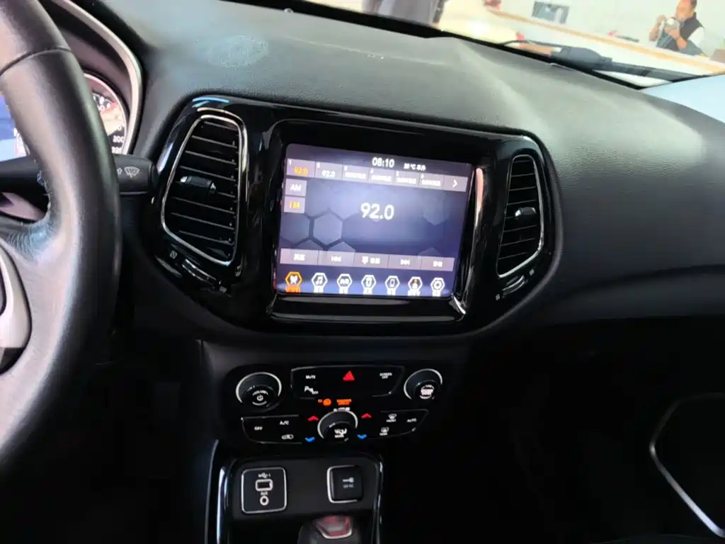 Jeep Compass — фото 13