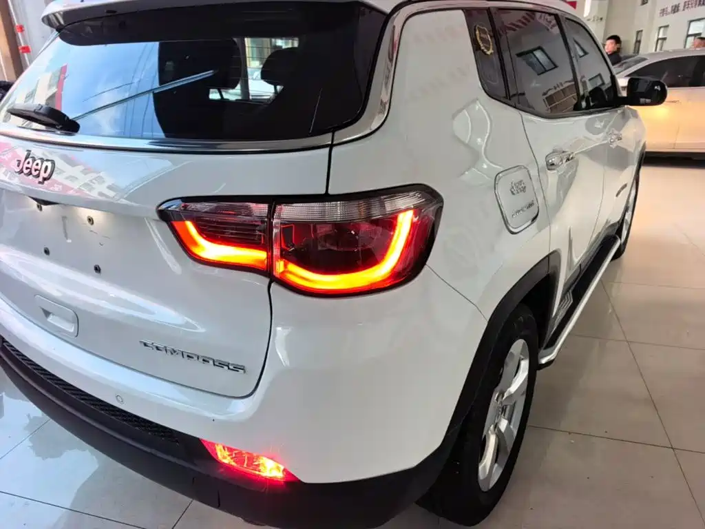 Jeep Compass — фото 8