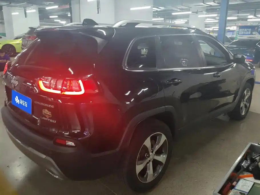 Jeep Cherokee — фото 3