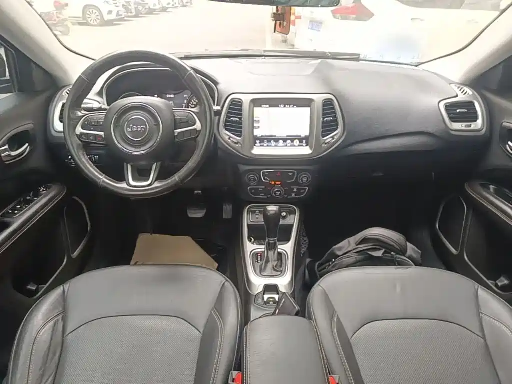 Jeep Compass — фото 10