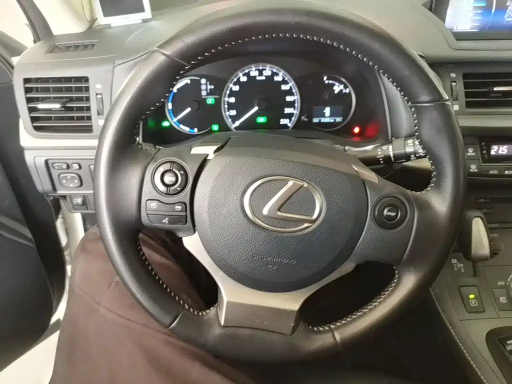 Lexus CT — фото 11