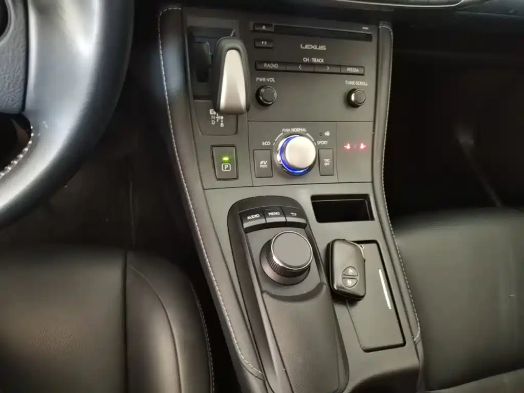 Lexus CT — фото 14