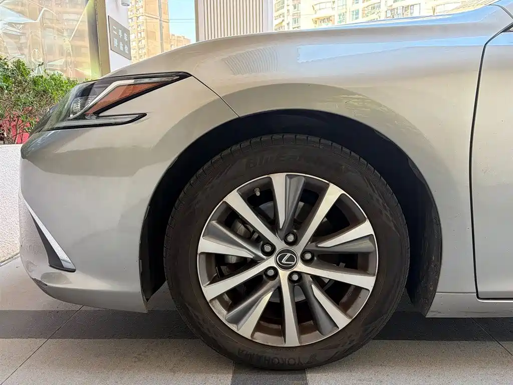 Lexus ES — фото 11
