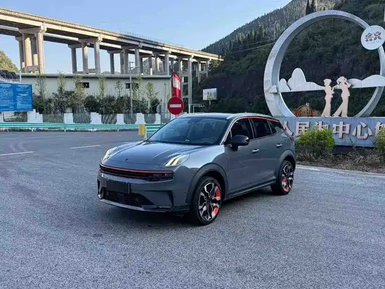 Lynk & Co 06