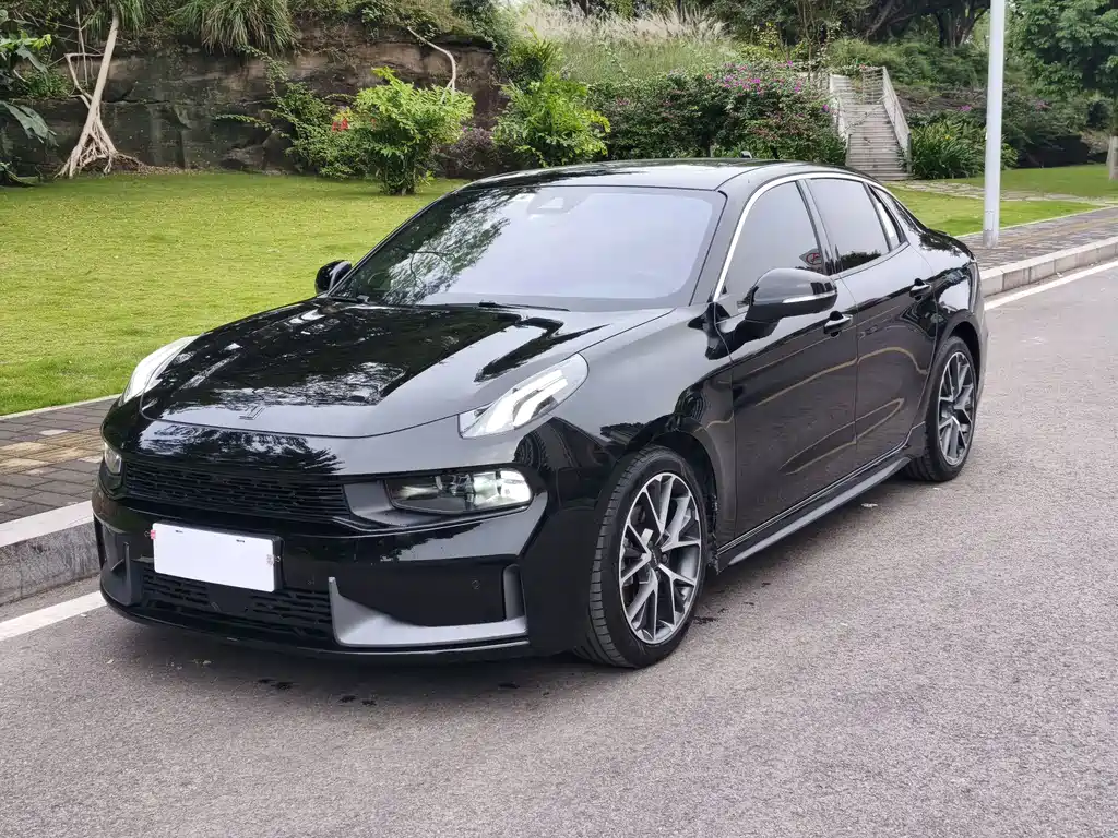 Lynk & Co 03
