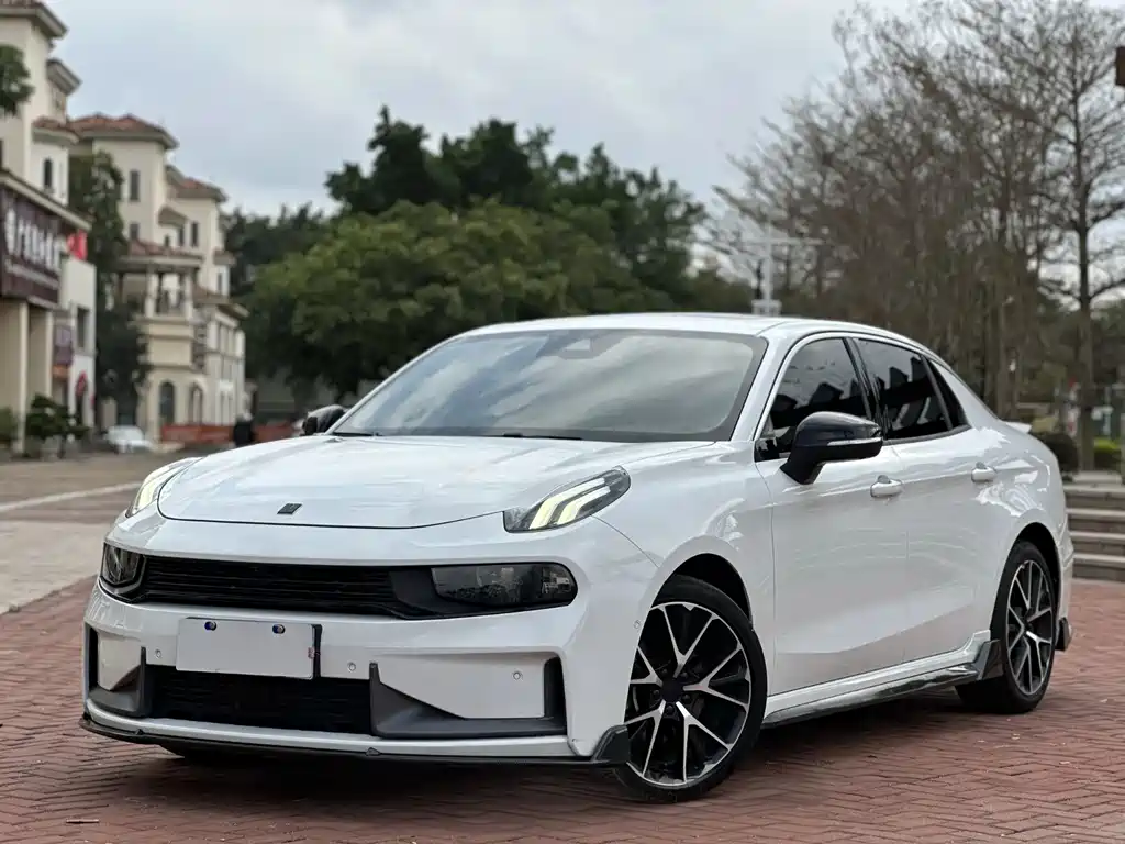 Lynk & Co 03