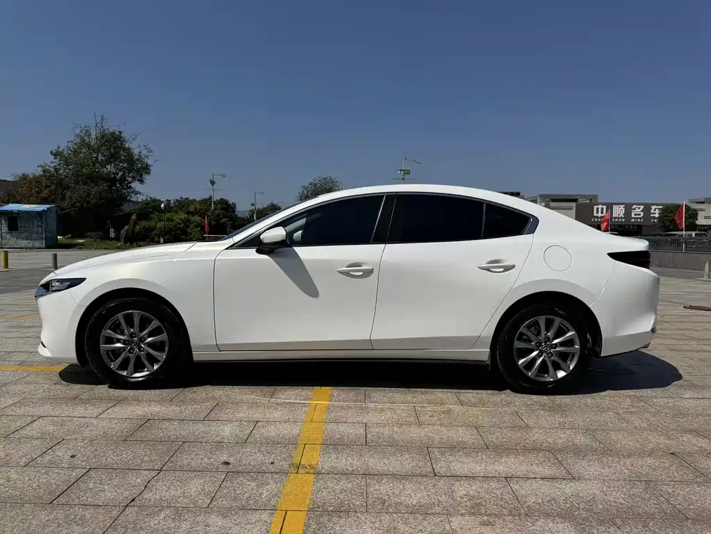Mazda 3 Axela — фото 4