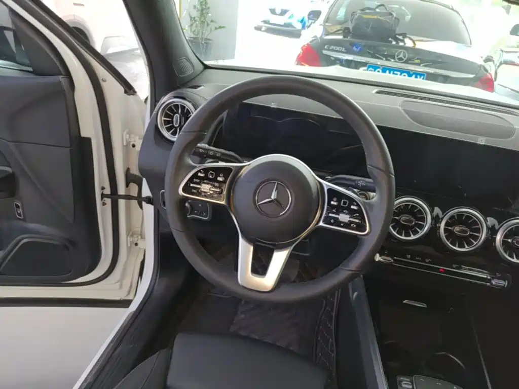 Mercedes-Benz GLB — фото 11