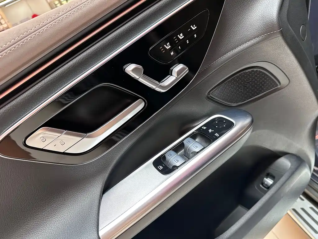 Mercedes-Benz EQE SUV — фото 14