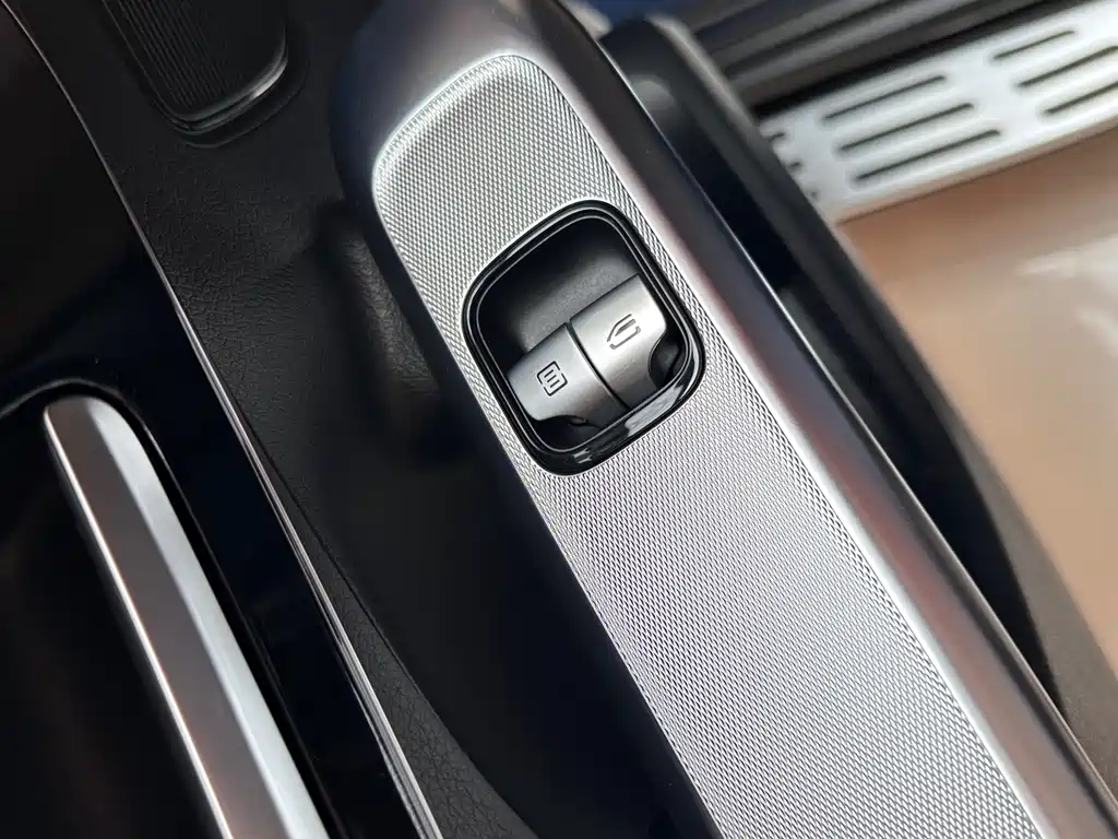 Mercedes-Benz EQE SUV — фото 24
