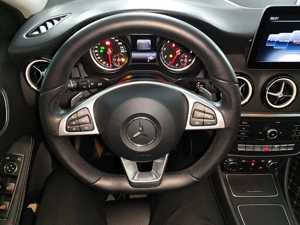 Mercedes-Benz GLA — фото 11