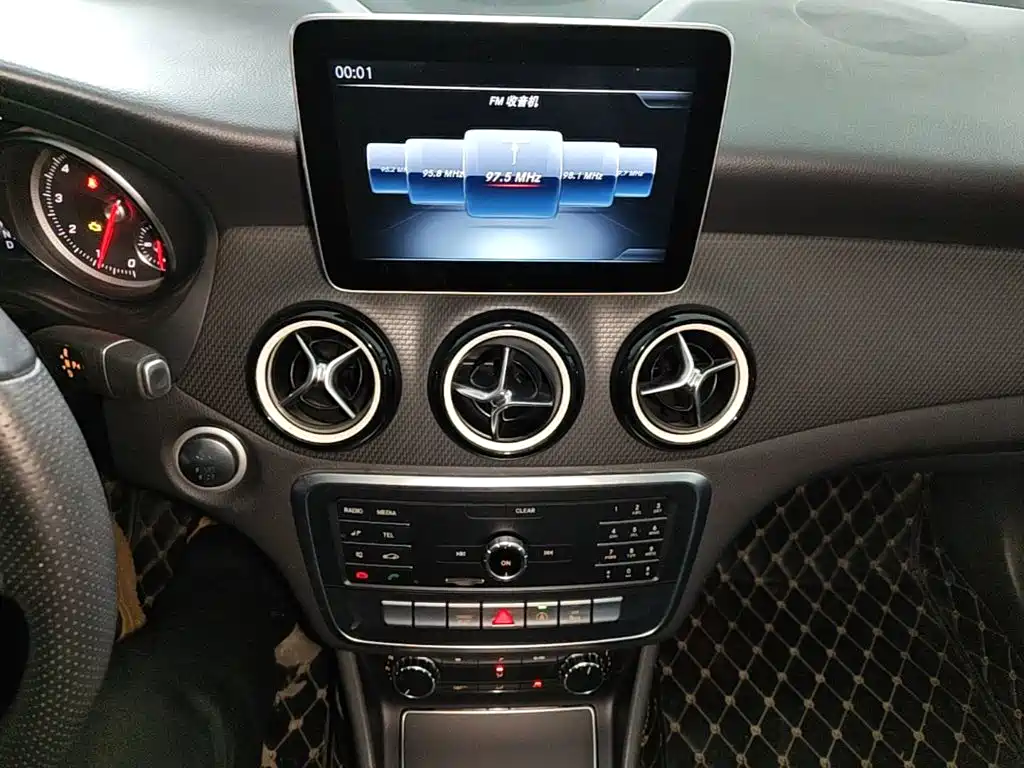 Mercedes-Benz GLA — фото 13