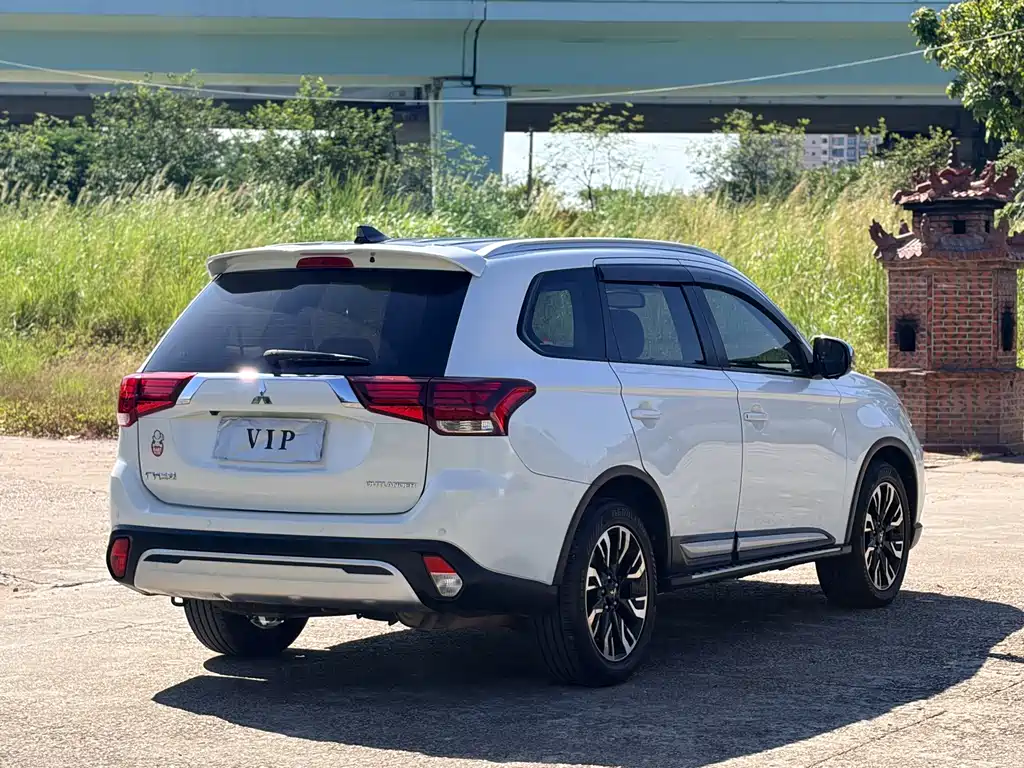 Mitsubishi Outlander — фото 15