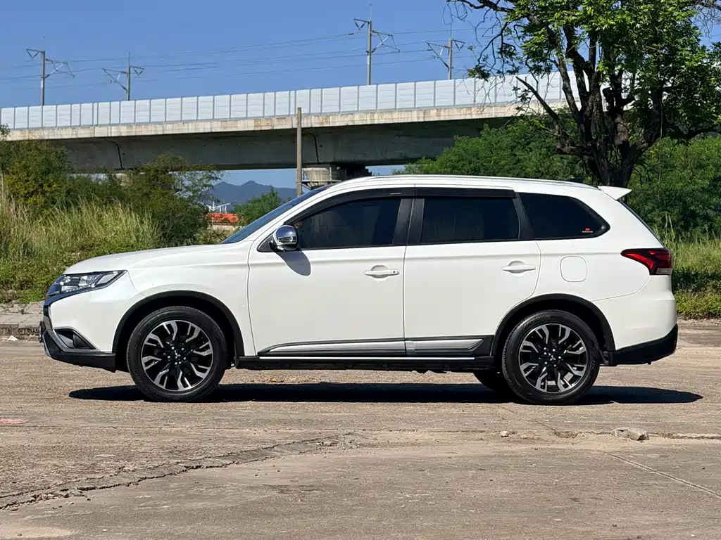 Mitsubishi Outlander — фото 4