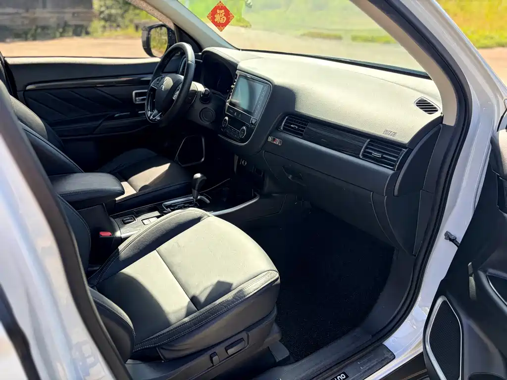 Mitsubishi Outlander — фото 10