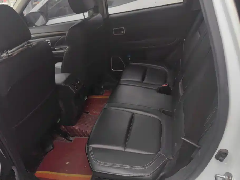 Mitsubishi Outlander — фото 11
