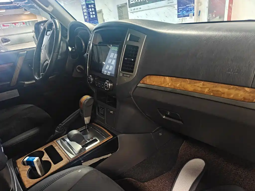 Mitsubishi Pajero (Import) — фото 11