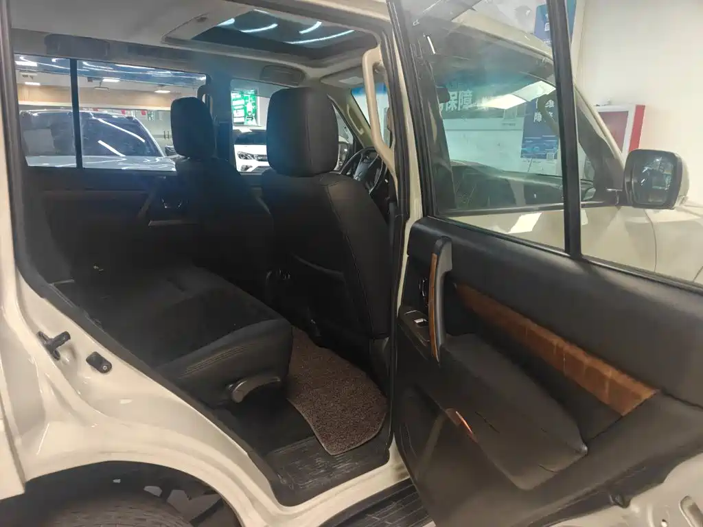 Mitsubishi Pajero (Import) — фото 10