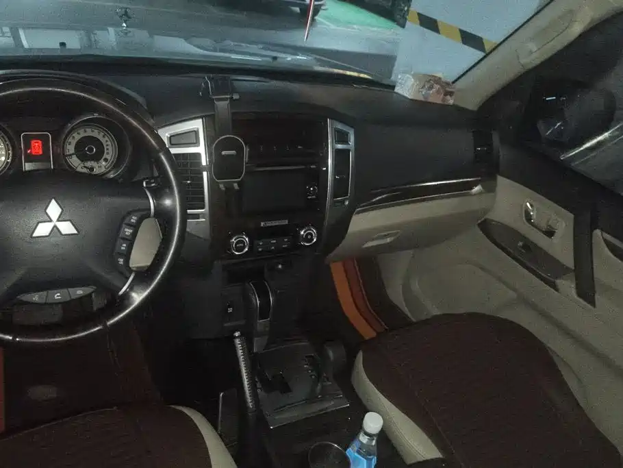Mitsubishi Pajero (Import) — фото 13
