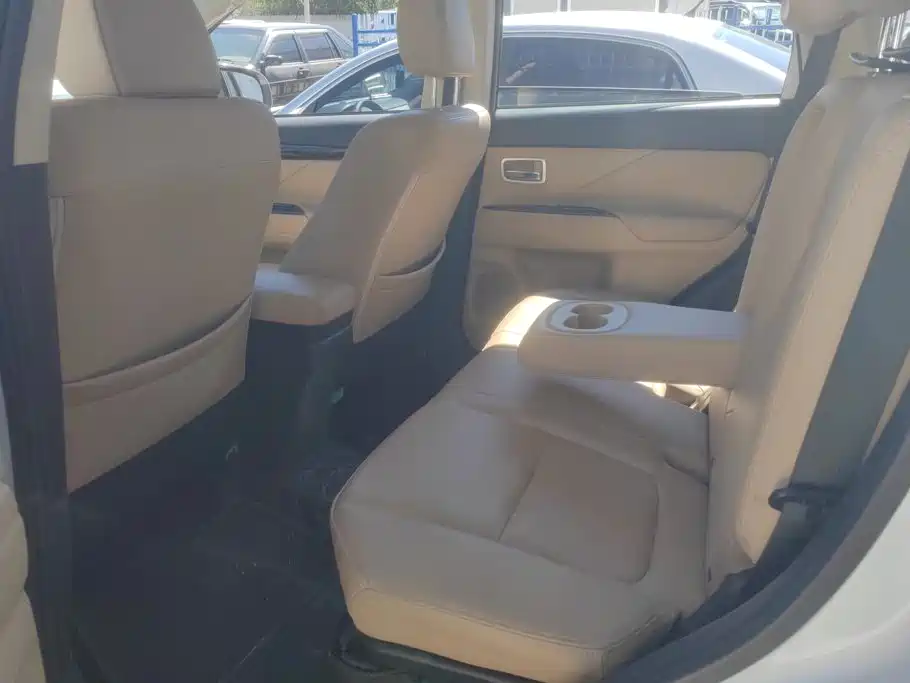 Mitsubishi Outlander — фото 11