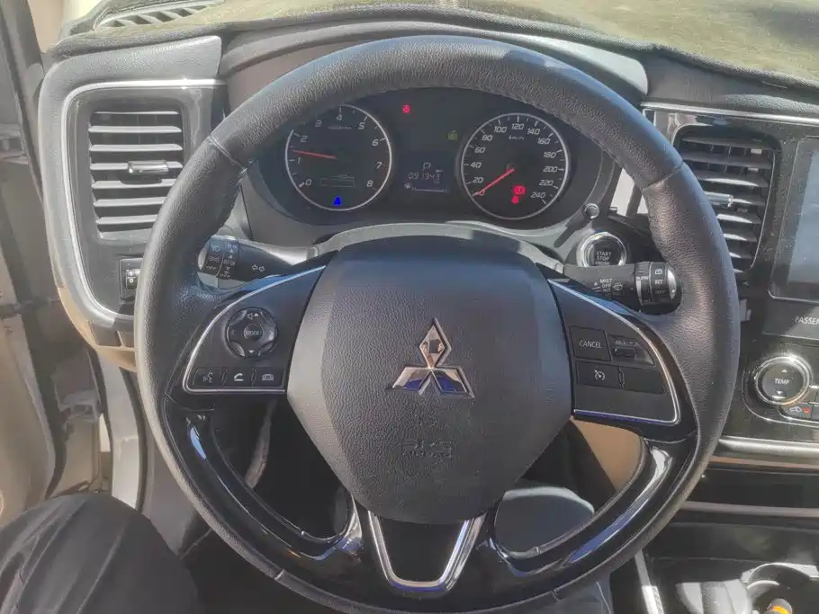 Mitsubishi Outlander — фото 15