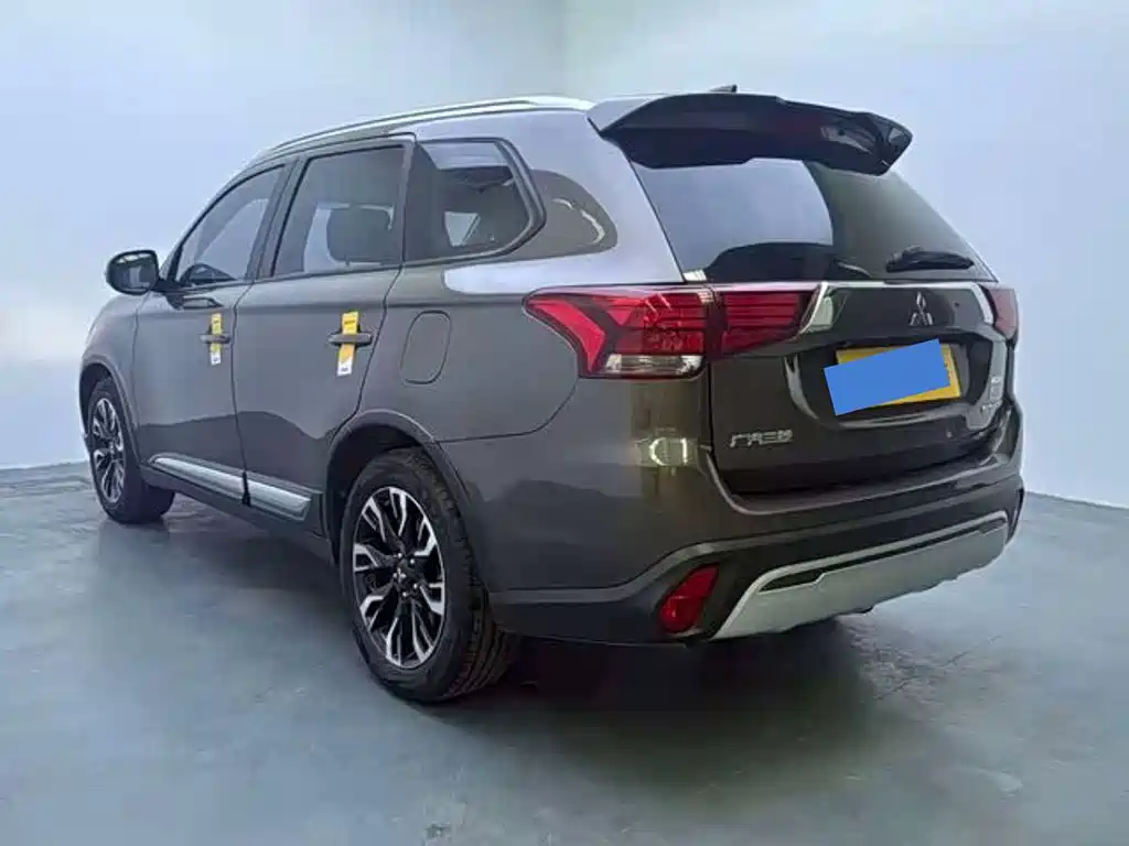 Mitsubishi Outlander — фото 5