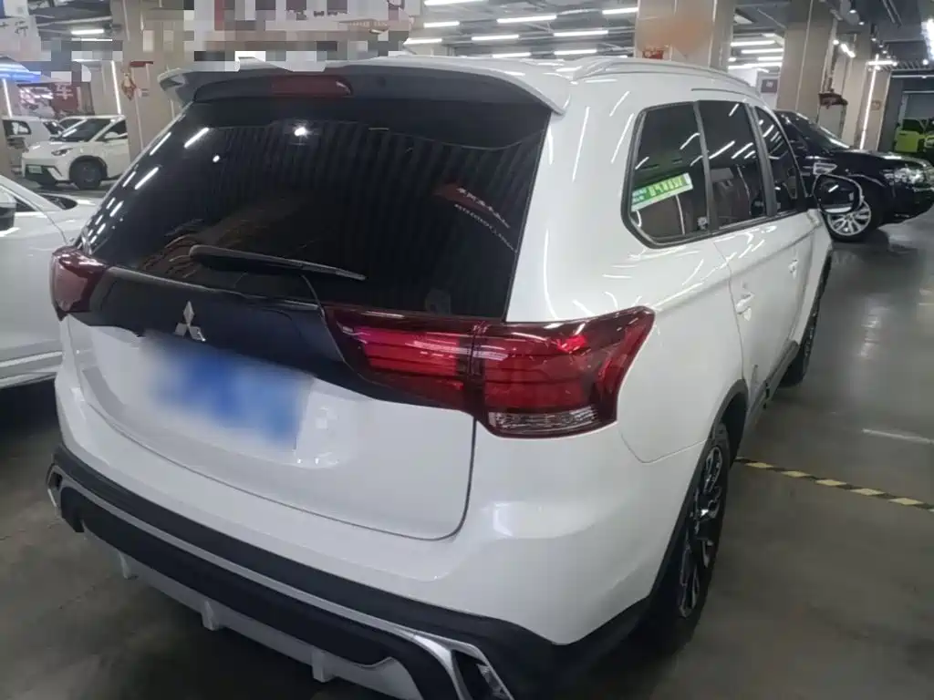 Mitsubishi Outlander — фото 7