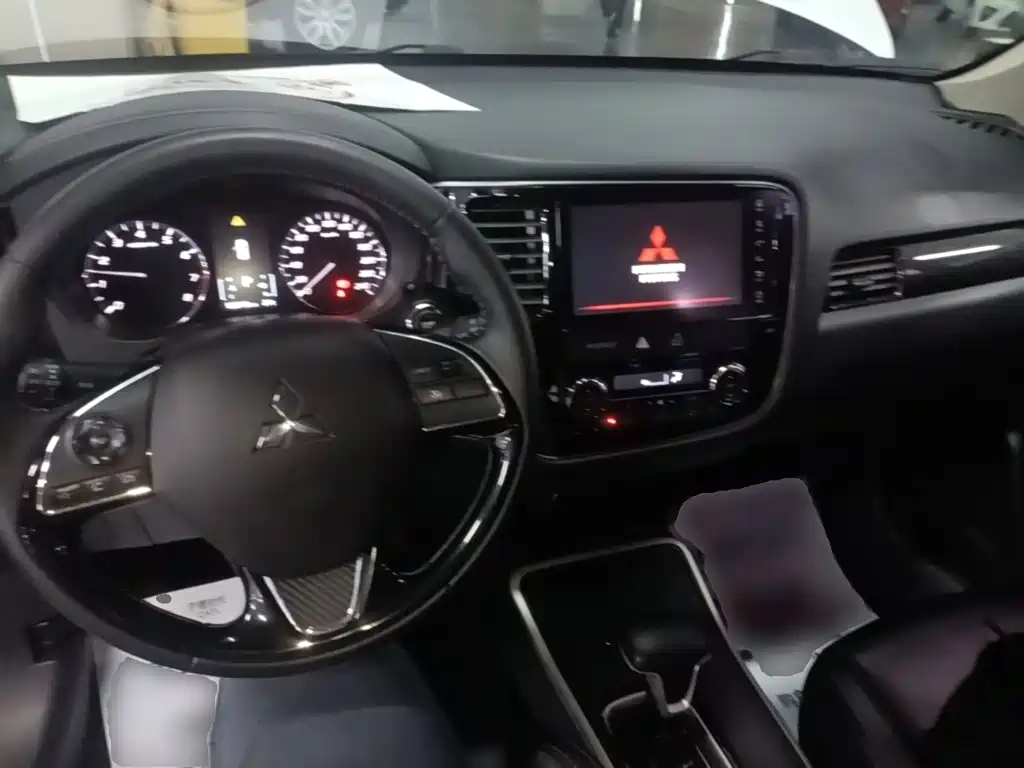Mitsubishi Outlander — фото 10
