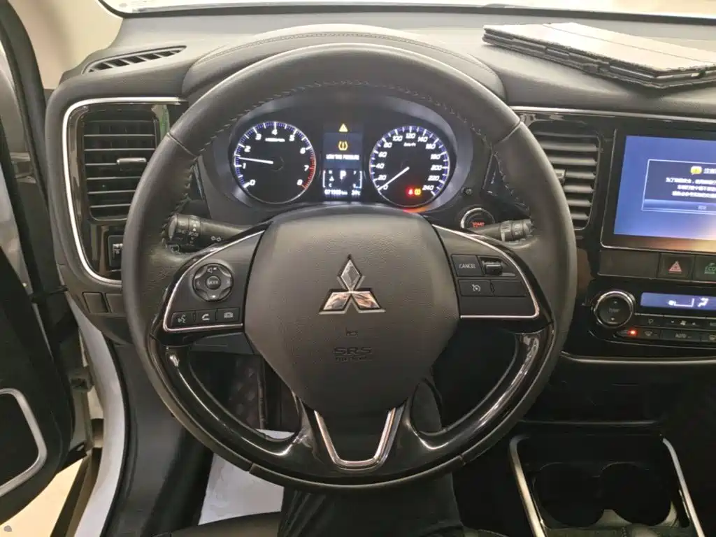 Mitsubishi Outlander — фото 11